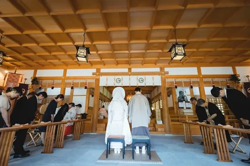 神社で神前式イメージ画像