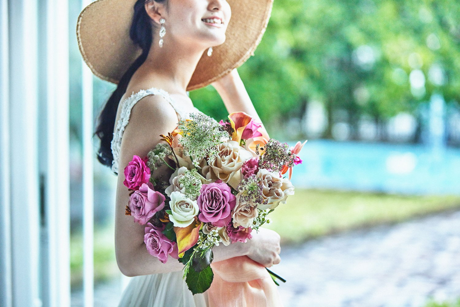 夏婚・ブーケを持つ花嫁